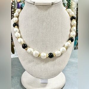 Vintage Elegant Faux Pearl and Black Beaded Brush Gold Tone Necklace